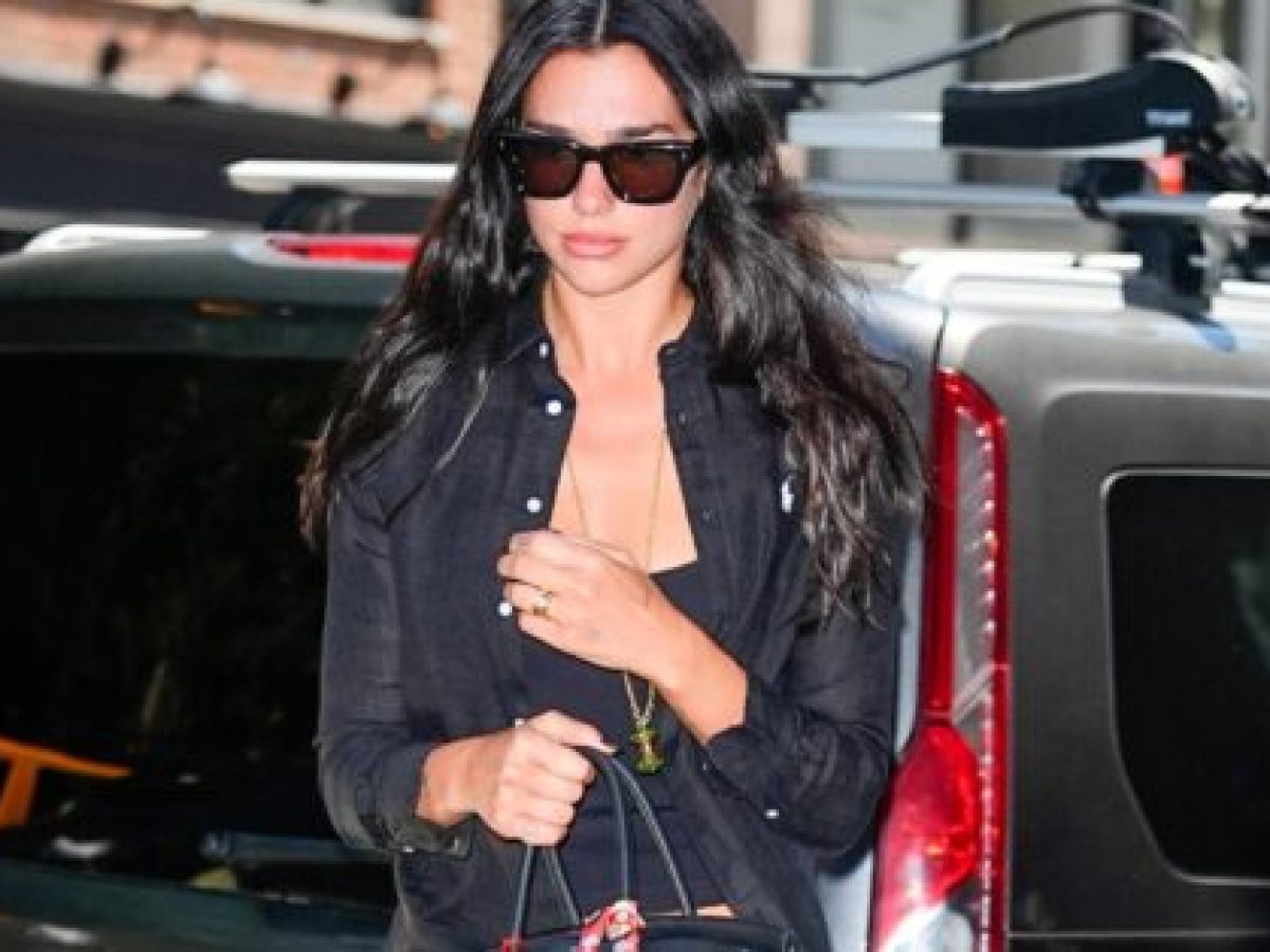 Το styling trick της Dua Lipa που μεταμορφώνει ακόμη και το πιο basic σύνολο – Marie Claire