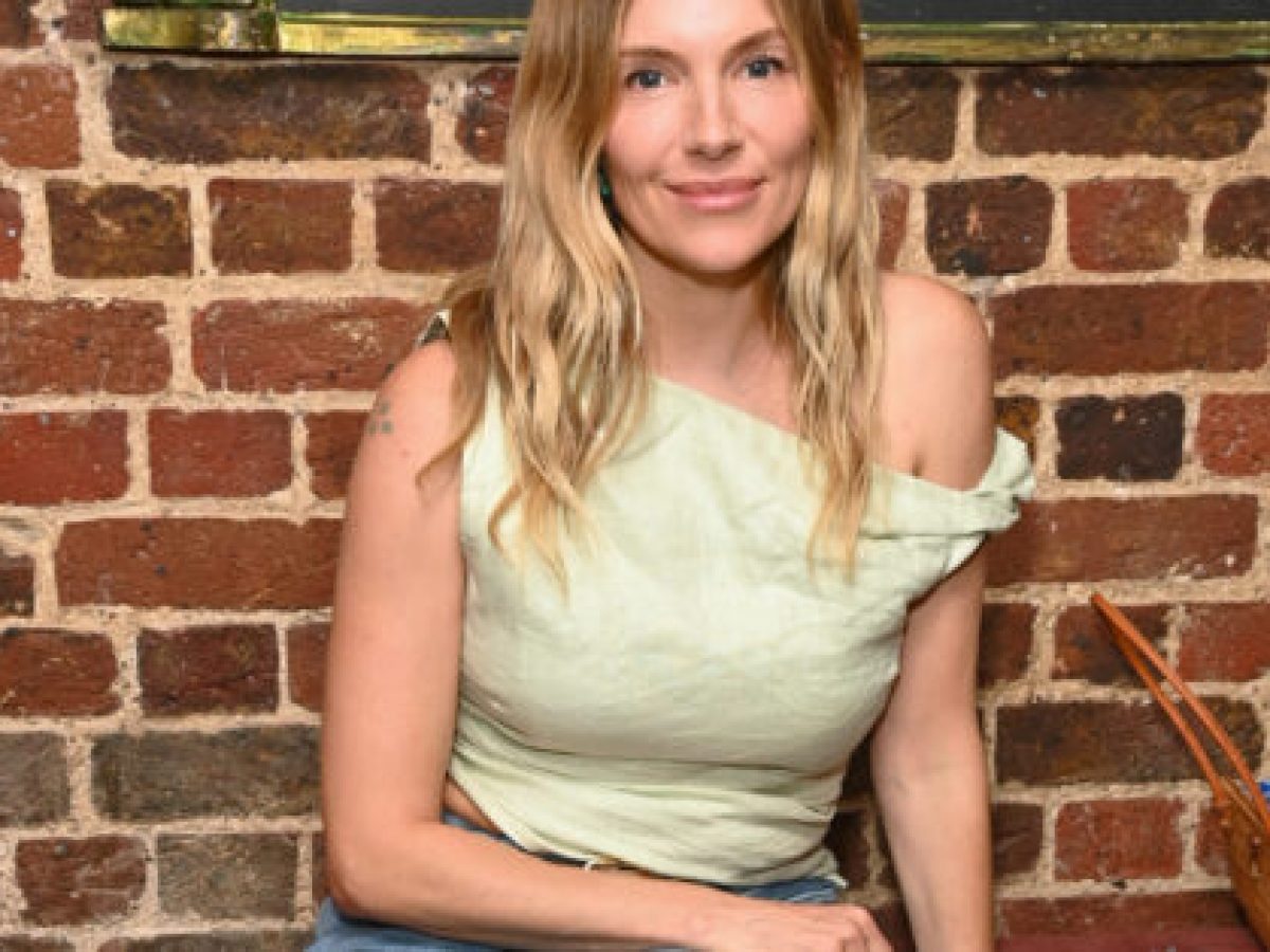 H Sienna Miller επιβεβαιώνει ότι τα mules είναι τα παπούτσια του καλοκαιριού – Marie Claire