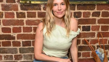 H Sienna Miller &epsilon;&pi;&iota;&beta;&epsilon;&beta;&alpha;&iota;ώ&nu;&epsilon;&iota; ό&tau;&iota; &tau;&alpha; mules &epsilon;ί&nu;&alpha;&iota; &tau;&alpha; &pi;&alpha;&pi;&omicron;ύ&tau;&sigma;&iota;&alpha; &tau;&omicron;&upsilon; &kappa;&alpha;&lambda;&omicron;&kappa;&alpha;&iota;&rho;&iota;&omicron;ύ &ndash; Marie Claire