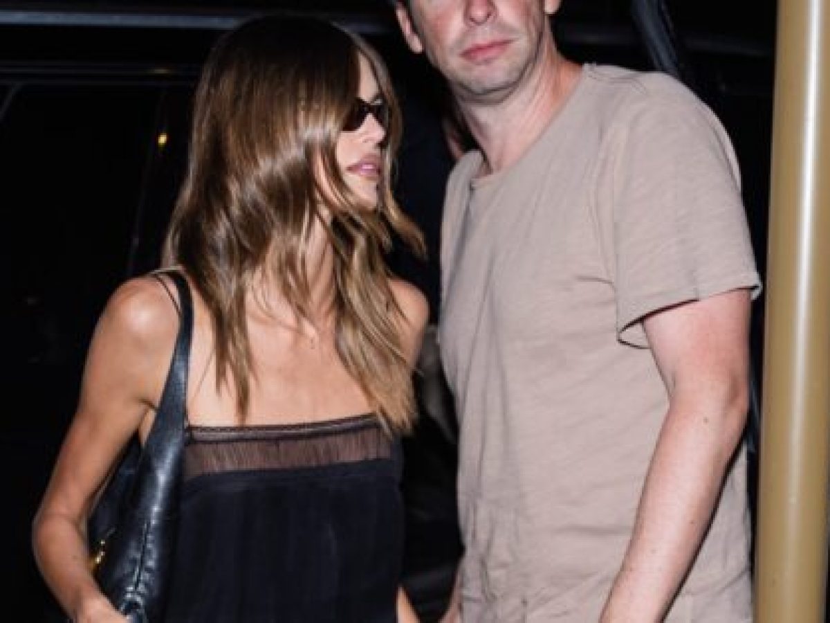 H Kaia Gerber εμφανίστηκε στο πάρτι του World Cup 2026 με μικρό μαύρο φόρεμα και ballet flats – Marie Claire