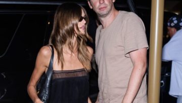 H Kaia Gerber &epsilon;&mu;&phi;&alpha;&nu;ί&sigma;&tau;&eta;&kappa;&epsilon; &sigma;&tau;&omicron; &pi;ά&rho;&tau;&iota; &tau;&omicron;&upsilon; World Cup 2026 &mu;&epsilon; &mu;&iota;&kappa;&rho;ό &mu;&alpha;ύ&rho;&omicron; &phi;ό&rho;&epsilon;&mu;&alpha; &kappa;&alpha;&iota; ballet flats &ndash; Marie Claire