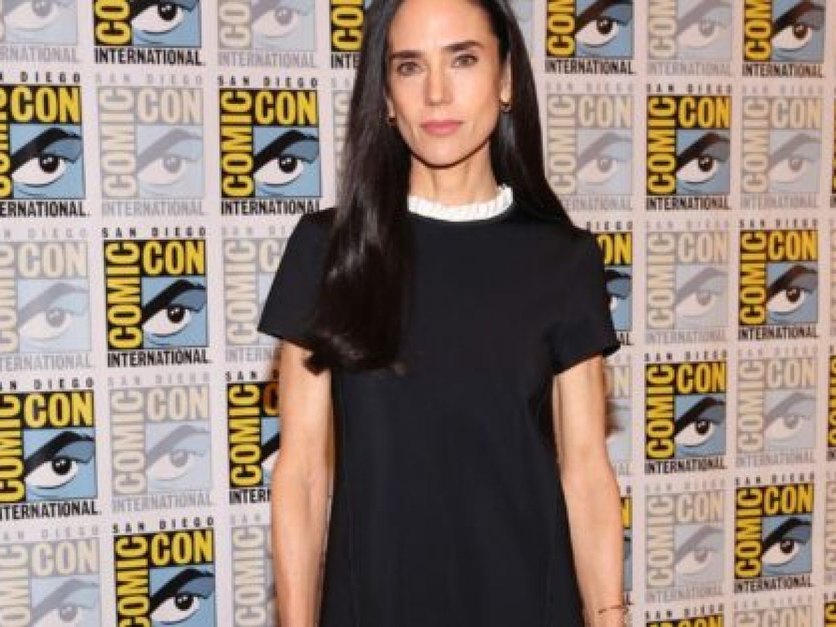Η Jennifer Connelly επέλεξε Louis Vuitton για την εμφάνισή της στο πάνελ του Dark Matter του Apple TV+ στο Comic-Con – Marie Claire