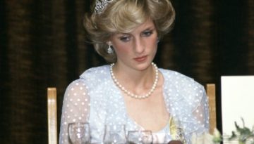 &Pi;&rho;&iota;&gamma;&kappa;ί&pi;&iota;&sigma;&sigma;&alpha; Diana: &Eta; &lambda;ά&mu;&psi;&eta; &mu;&iota;&alpha;&sigmaf; &zeta;&omega;ή&sigmaf; &mu;έ&sigma;&alpha; &alpha;&pi;ό &tau;&eta; &mu;&upsilon;&theta;&iota;&kappa;ή &sigma;&upsilon;&lambda;&lambda;&omicron;&gamma;ή &kappa;&omicron;&sigma;&mu;&eta;&mu;ά&tau;&omega;&nu; &tau;&eta;&sigmaf; &ndash; Marie Claire