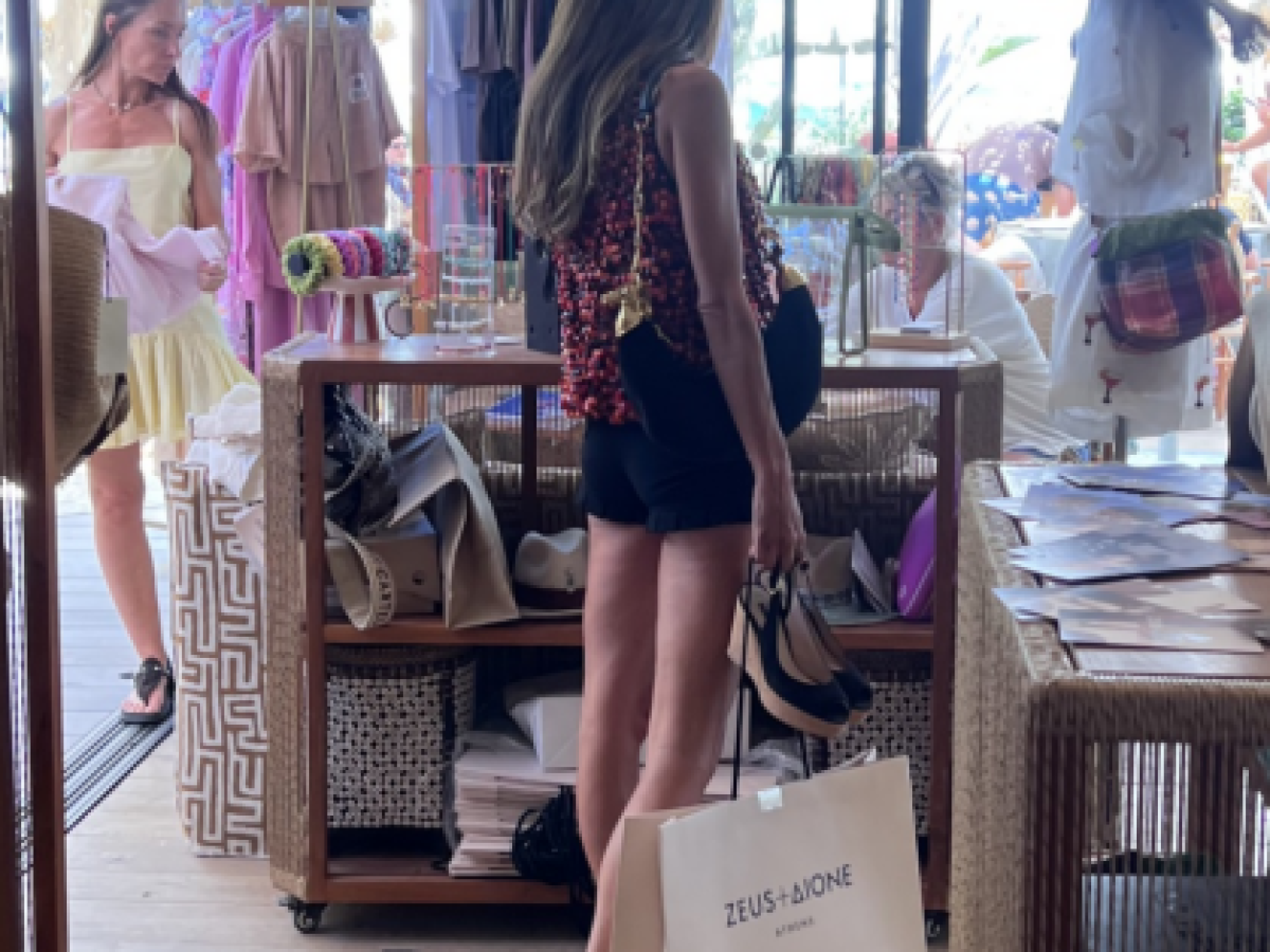 Η Amal Clooney επέλεξε Zeus+Δione στο Saint-Tropez – Marie Claire