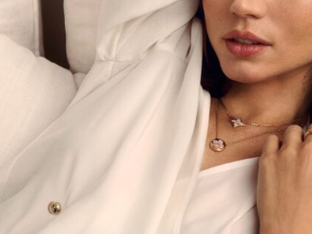 Η Ana de Armas παρουσιάζει το νέο Color Blossom Watch της Louis Vuitton – Marie Claire