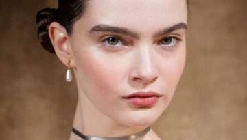 Solid perfumes: &Tau;&omicron; beauty trend &pi;&omicron;&upsilon; &kappa;ά&nu;&epsilon;&iota; &tau;&eta;&nu; &alpha;&nu;&alpha;&nu;έ&omega;&sigma;&eta; &tau;&omicron;&upsilon; &alpha;&rho;ώ&mu;&alpha;&tau;&omicron;&sigmaf; &pi;&iota;&omicron; &epsilon;ύ&kappa;&omicron;&lambda;&eta; &alpha;&pi;ό &pi;&omicron;&tau;έ &ndash; Marie Claire