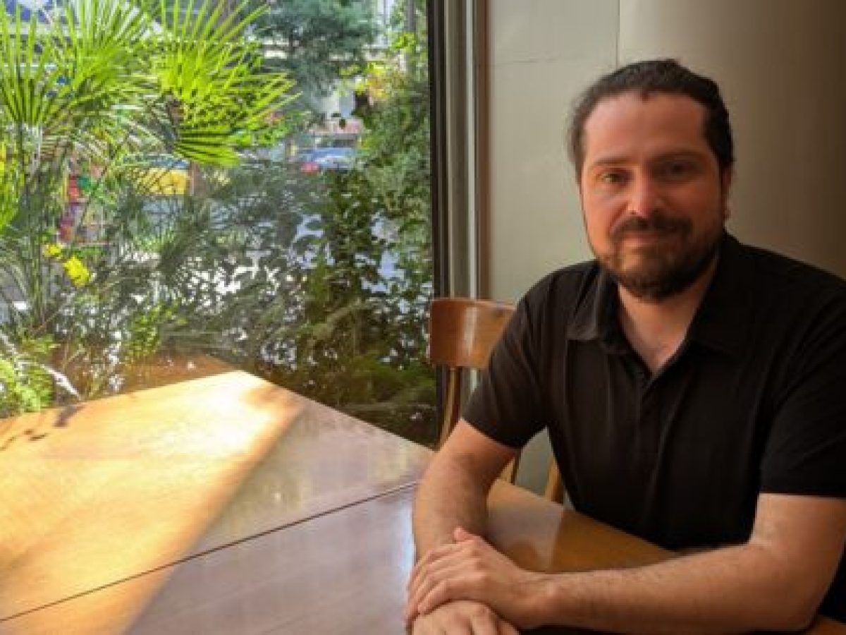 Andres Montero: «Η Κοκκινοσκουφίτσα σκοτώνει τον λύκο χωρίς τη βοήθεια του κυνηγού στην πρωτότυπη εκδοχή του παραμυθιού» – Marie Claire