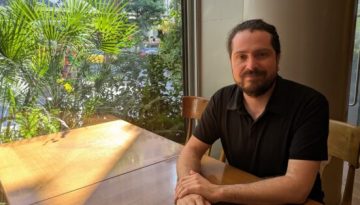 Andres Montero: &laquo;&Eta; &Kappa;&omicron;&kappa;&kappa;&iota;&nu;&omicron;&sigma;&kappa;&omicron;&upsilon;&phi;ί&tau;&sigma;&alpha; &sigma;&kappa;&omicron;&tau;ώ&nu;&epsilon;&iota; &tau;&omicron;&nu; &lambda;ύ&kappa;&omicron; &chi;&omega;&rho;ί&sigmaf; &tau;&eta; &beta;&omicron;ή&theta;&epsilon;&iota;&alpha; &tau;&omicron;&upsilon; &kappa;&upsilon;&nu;&eta;&gamma;&omicron;ύ &sigma;&tau;&eta;&nu; &pi;&rho;&omega;&tau;ό&tau;&upsilon;&pi;&eta; &epsilon;&kappa;&delta;&omicron;&chi;ή &tau;&omicron;&upsilon; &pi;&alpha;&rho;&alpha;&mu;&upsilon;&theta;&iota;&omicron;ύ&raquo; &ndash; Marie Claire