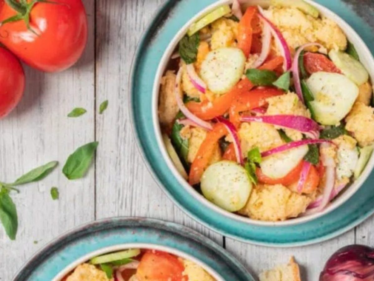 Panzanella: Η αυθεντική ιταλική σαλάτα με μπαγιάτικο ψωμί που θα λατρέψεις αυτό το καλοκαίρι