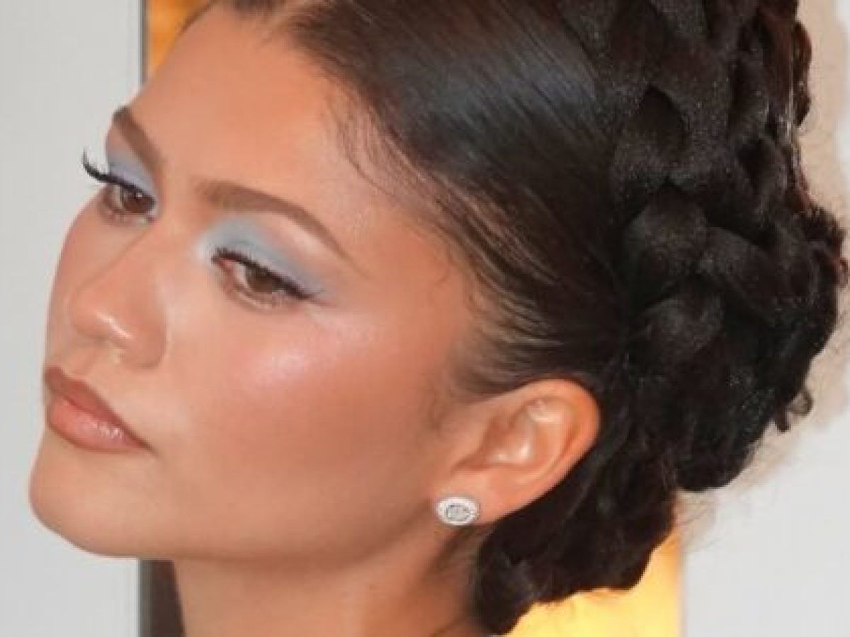 Από τη Zendaya στη J Lo: Αυτό το καλοκαίρι οι celebrities επαναφέρουν αυτό το Y2K makeup trend – Marie Claire