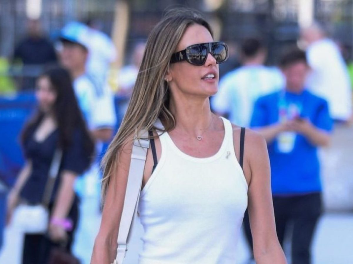 Το παντελόνι-φάκελος της Alessandra Ambrosiο είναι η πιο κομψή τάση του καλοκαιριού και θα το φοράς από την πόλη μέχρι το νησί