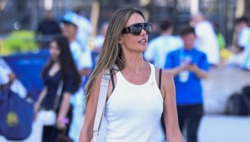 &Tau;&omicron; &pi;&alpha;&nu;&tau;&epsilon;&lambda;ό&nu;&iota;-&phi;ά&kappa;&epsilon;&lambda;&omicron;&sigmaf; &tau;&eta;&sigmaf; Alessandra Ambrosi&omicron; &epsilon;ί&nu;&alpha;&iota; &eta; &pi;&iota;&omicron; &kappa;&omicron;&mu;&psi;ή &tau;ά&sigma;&eta; &tau;&omicron;&upsilon; &kappa;&alpha;&lambda;&omicron;&kappa;&alpha;&iota;&rho;&iota;&omicron;ύ &kappa;&alpha;&iota; &theta;&alpha; &tau;&omicron; &phi;&omicron;&rho;ά&sigmaf; &alpha;&pi;ό &tau;&eta;&nu; &pi;ό&lambda;&eta; &mu;έ&chi;&rho;&iota; &tau;&omicron; &nu;&eta;&sigma;ί