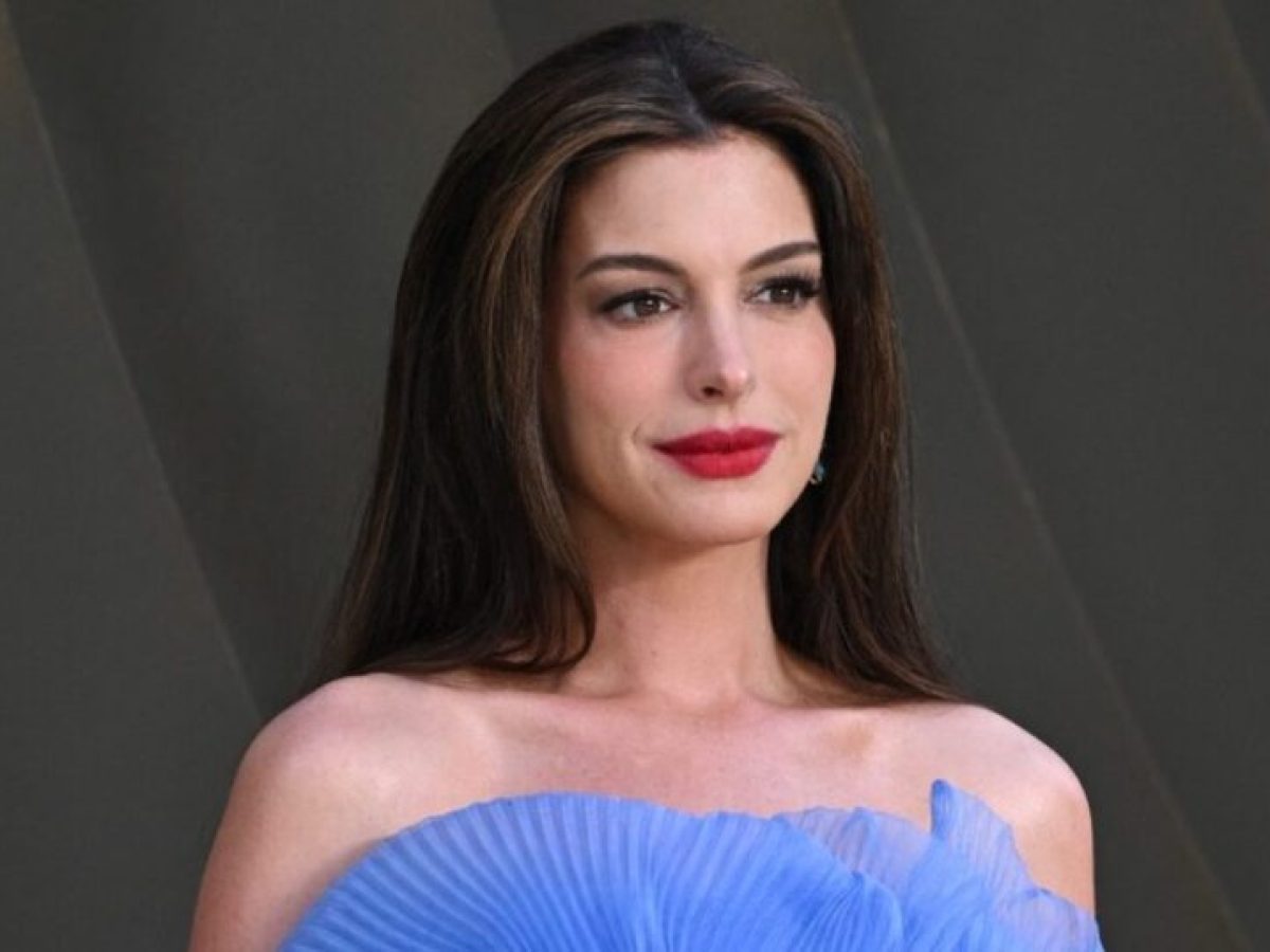 Anne Hathaway: Οι κόκκινες beauty λεπτομέρειες που απογείωσαν το baby blue Dior look της