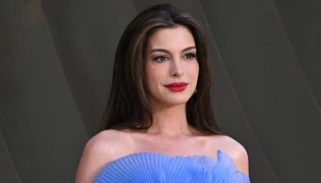 Anne Hathaway: &Omicron;&iota; &kappa;ό&kappa;&kappa;&iota;&nu;&epsilon;&sigmaf; beauty &lambda;&epsilon;&pi;&tau;&omicron;&mu;έ&rho;&epsilon;&iota;&epsilon;&sigmaf; &pi;&omicron;&upsilon; &alpha;&pi;&omicron;&gamma;&epsilon;ί&omega;&sigma;&alpha;&nu; &tau;&omicron; baby blue Dior look &tau;&eta;&sigmaf;