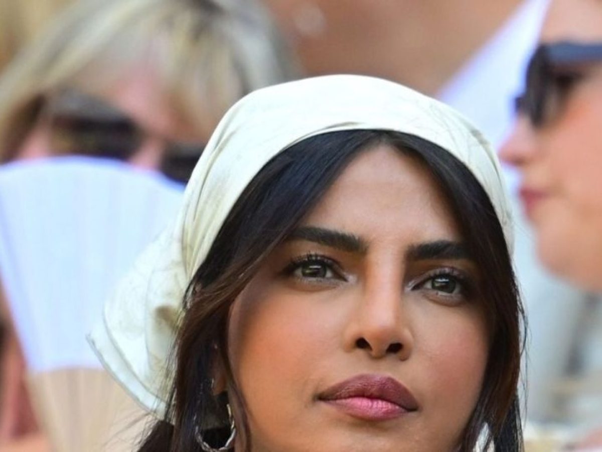 H Priyanka Chopra εμφανίστηκε στο Wimbledon με το αξεσουάρ μαλλιών που θα χρειαστείς στις διακοπές