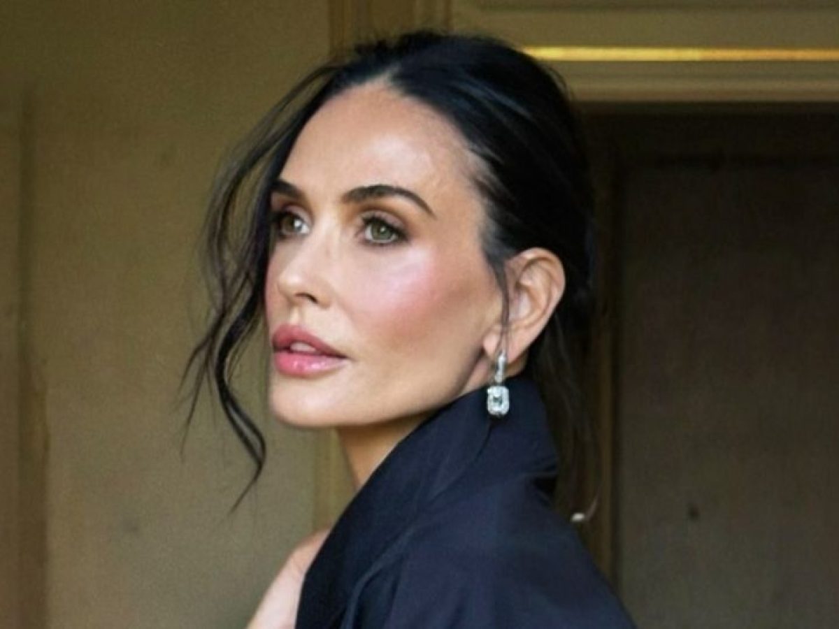 Το «Ballerina Off-Duty Bun» της Demi Moore είναι το πιο chic χτένισμα για τις βραδινές εξόδους σου