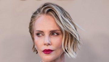 Charlize Theron: &Epsilon;&mu;&phi;&alpha;&nu;ί&sigma;&tau;&eta;&kappa;&epsilon; &sigma;&tau;&eta; &Nu;έ&alpha; &Upsilon;ό&rho;&kappa;&eta; &mu;&epsilon; έ&nu;&alpha; &alpha;&kappa;ό&mu;&eta; &sigma;&upsilon;&gamma;&kappa;&lambda;&omicron;&nu;&iota;&sigma;&tau;&iota;&kappa;ό beauty look