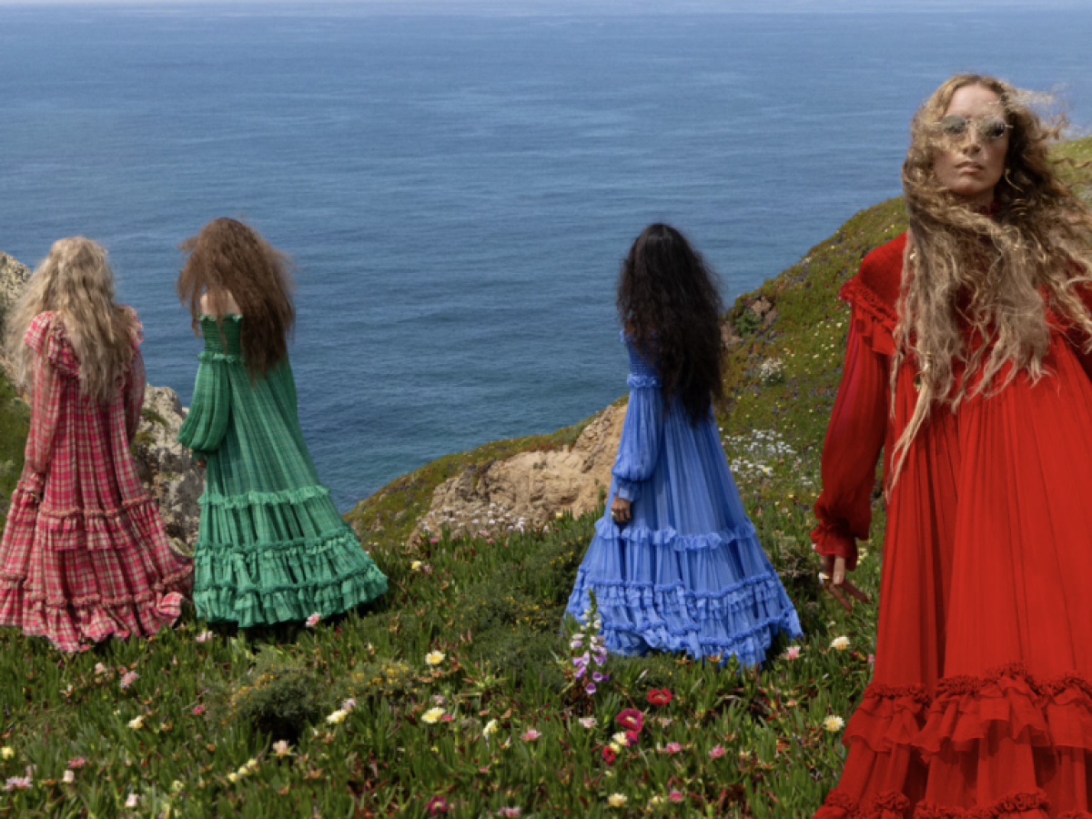 Chloé Winter 2026: Η νέα καμπάνια μοιάζει με ζωντανό πίνακα ζωγραφικής και εξυμνεί τη γυναικεία δύναμη