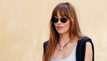 Dakota Johnson: &Mu;&epsilon; messy bun &kappa;&alpha;&iota; &phi;&upsilon;&sigma;&iota;&kappa;ή &lambda;ά&mu;&psi;&eta; &mu;ά&sigmaf; &delta;ί&nu;&epsilon;&iota; &tau;&omicron; &alpha;&pi;ό&lambda;&upsilon;&tau;&omicron; beauty inspo