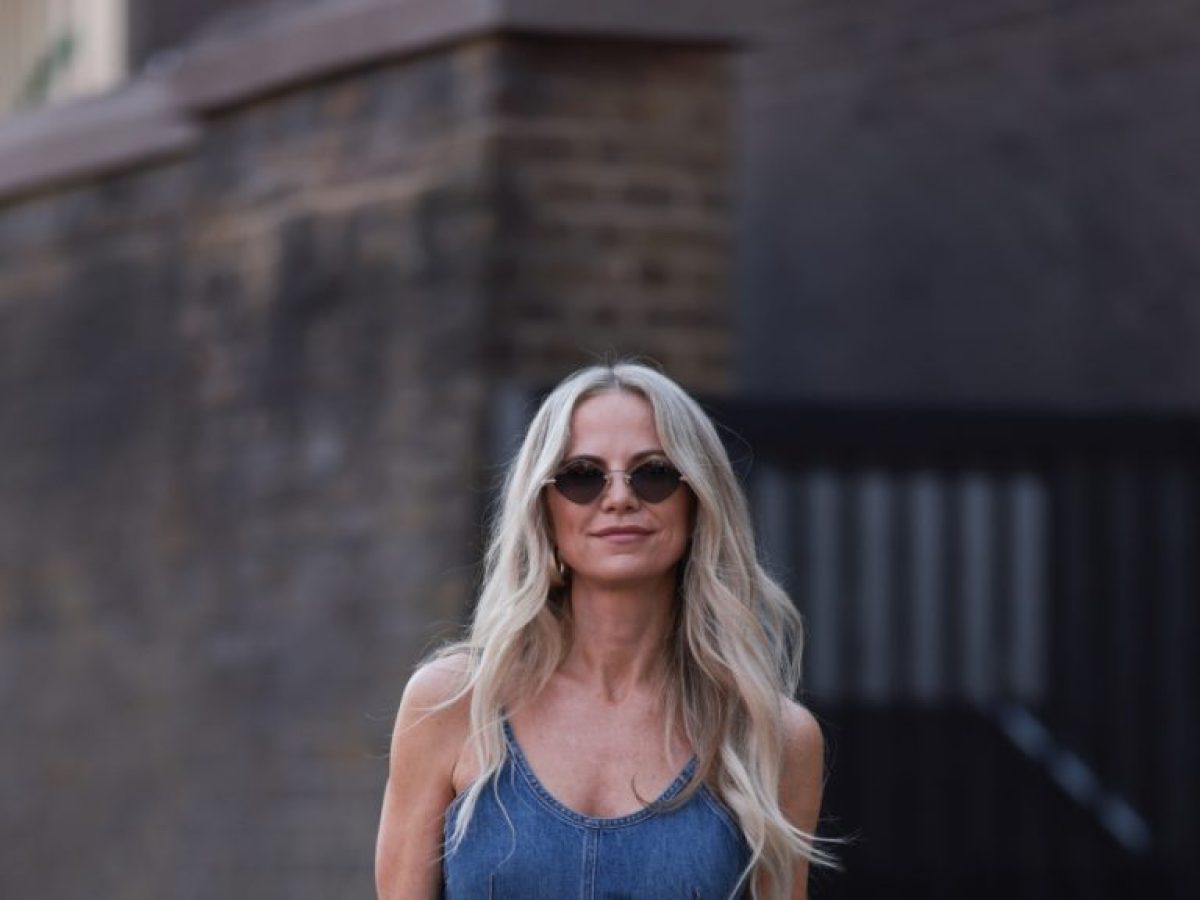 Denim φόρεμα: Τα παπούτσια που θα απογειώσουν το σύνολό σου και θα πάνε την άνεση σε άλλο level