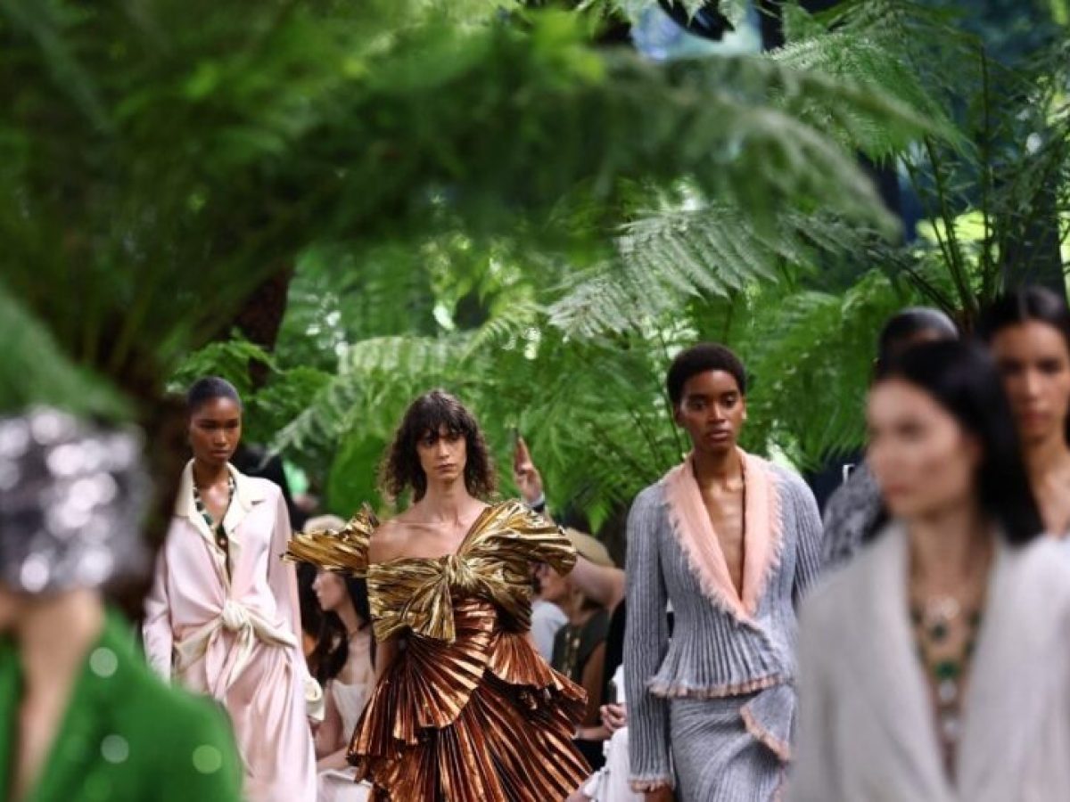 Εβδομάδα Μόδας Υψηλής Ραπτικής FW26: Το show του οίκου Dior είναι ένας διάλογος ανάμεσα στην τέχνη και τη μόδα