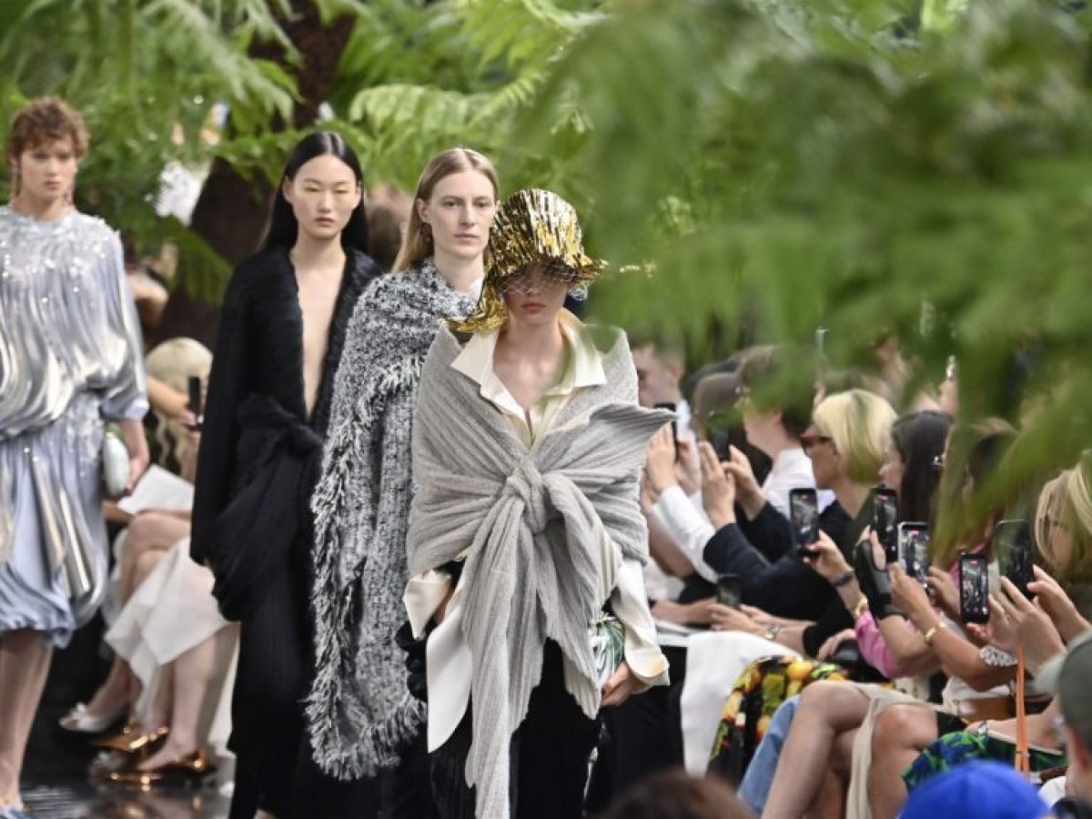 Dior Haute Couture 2026: Ο Τζόναθαν Άντερσον παρουσίασε μία συλλογή – ύμνο στην τέχνη, σαν να βγήκε από παραμύθι