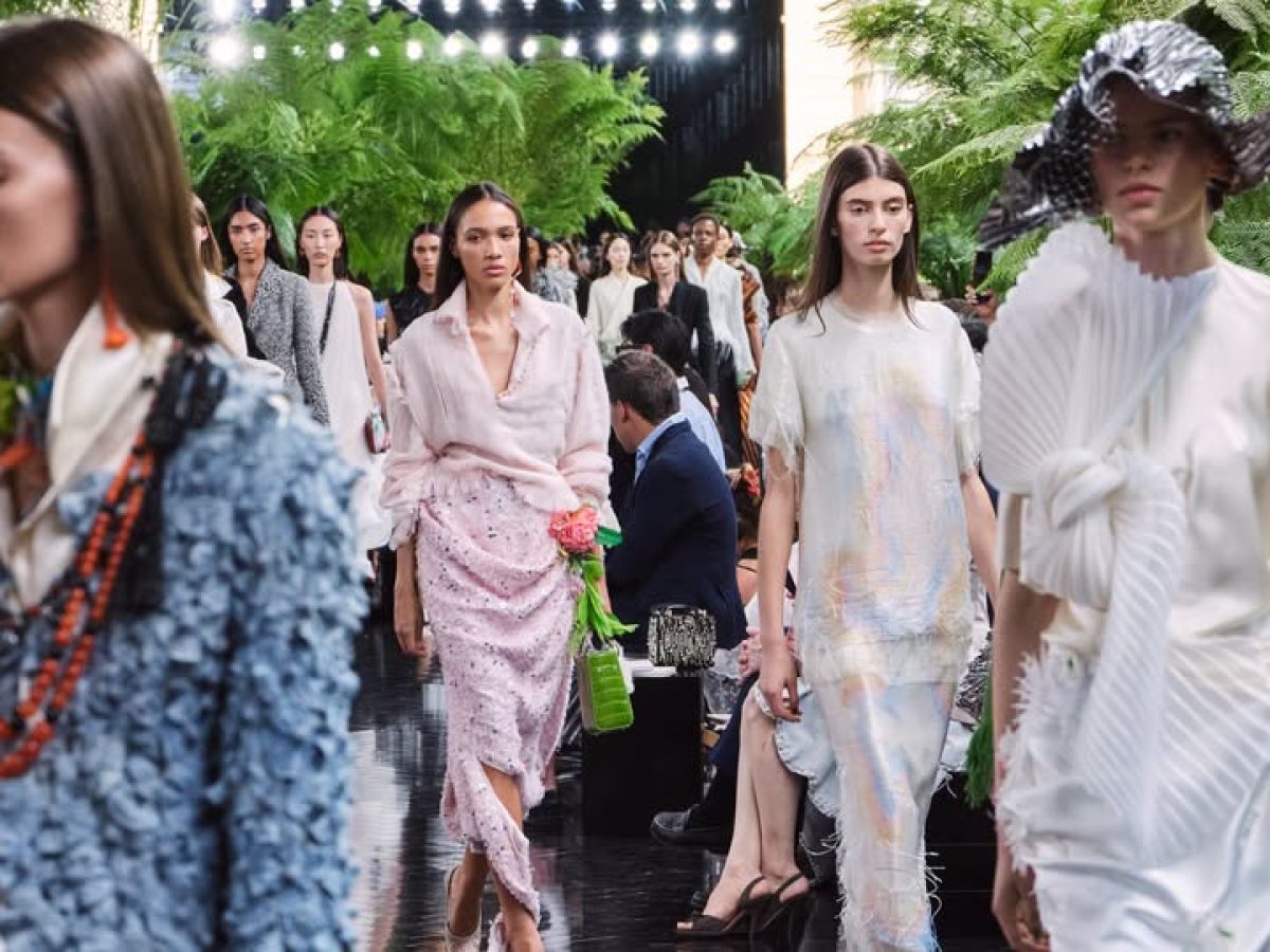 Dior Couture: Ο Τζόναθαν Άντερσον υμνεί τη φύση, τη γλυπτική και τη γυναικεία ομορφιά – vwoman.gr