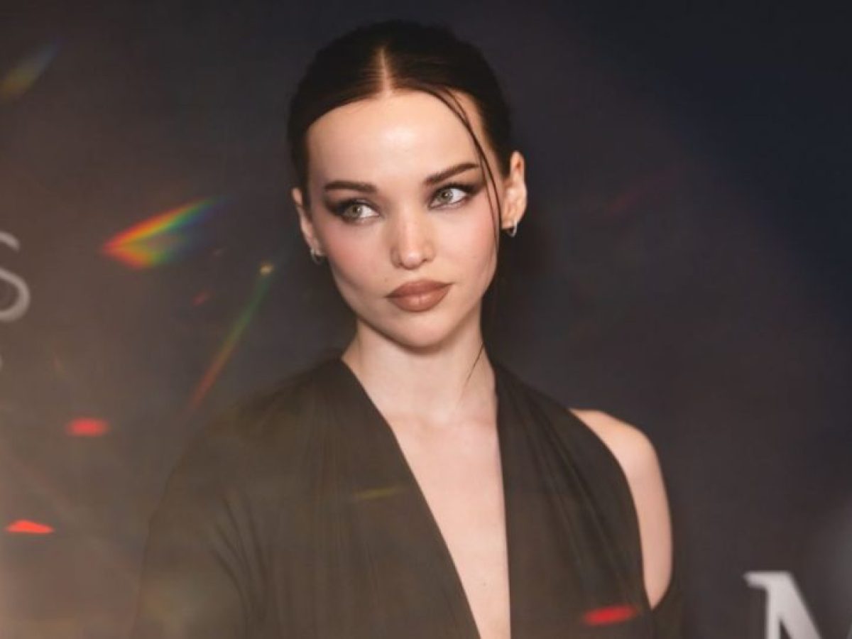 H σαμπανιζέ σκιά ματιών της Dove Cameron αποδεικνύει ότι τα matchy-matchy looks είναι ακόμη τάση
