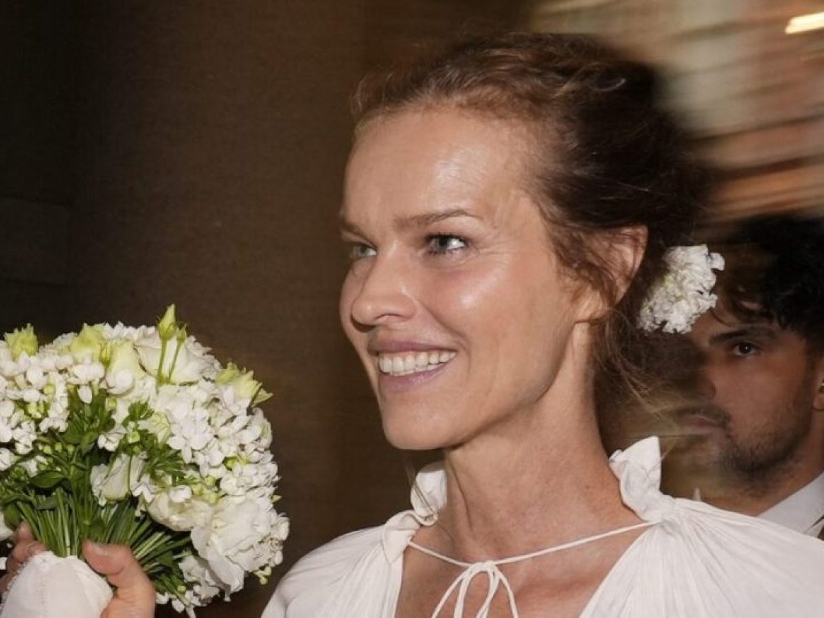 H Eva Herzikova παντρεύτηκε και το bridal beauty look της ήταν ότι πιο ανεπιτήδευτο και summer chic έχεις δει τελευταία