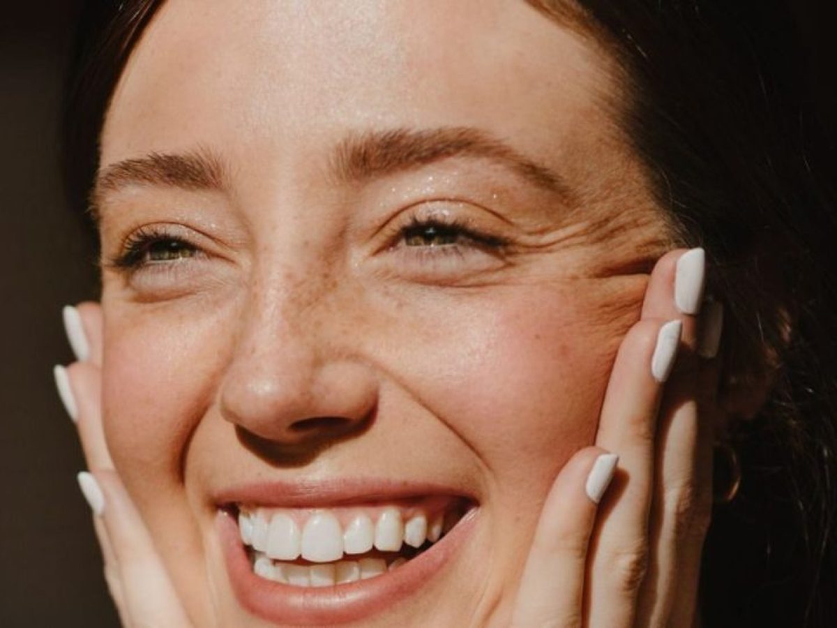 Faux freckles: Φρέσκο, φυσικό beauty look με «ψεύτικες» φακίδες