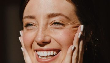 Faux freckles: &Phi;&rho;έ&sigma;&kappa;&omicron;, &phi;&upsilon;&sigma;&iota;&kappa;ό beauty look &mu;&epsilon; &laquo;&psi;&epsilon;ύ&tau;&iota;&kappa;&epsilon;&sigmaf;&raquo; &phi;&alpha;&kappa;ί&delta;&epsilon;&sigmaf;