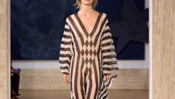 Fendi: &Eta; Maria Grazia Chiuri &upsilon;&pi;έ&gamma;&rho;&alpha;&psi;&epsilon; &mu;&epsilon; &phi;&iota;&nu;έ&tau;&sigma;&alpha; &tau;&eta;&nu; &pi;&rho;ώ&tau;&eta; &tau;&eta;&sigmaf; &sigma;&upsilon;&lambda;&lambda;&omicron;&gamma;ή Haute Couture &ndash; vwoman.gr