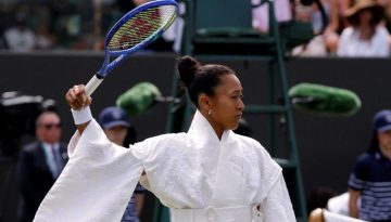 Naomi Osaka: &Epsilon;&mu;&phi;&alpha;&nu;ί&sigma;&tau;&eta;&kappa;&epsilon; &sigma;&tau;&omicron; Wimbledon &mu;&epsilon; &lambda;&epsilon;&upsilon;&kappa;ό &kappa;&iota;&mu;&omicron;&nu;ό &epsilon;&mu;&pi;&nu;&epsilon;&upsilon;&sigma;&mu;έ&nu;&omicron; &alpha;&pi;ό &tau;&omicron; &laquo;Kill Bill&raquo;