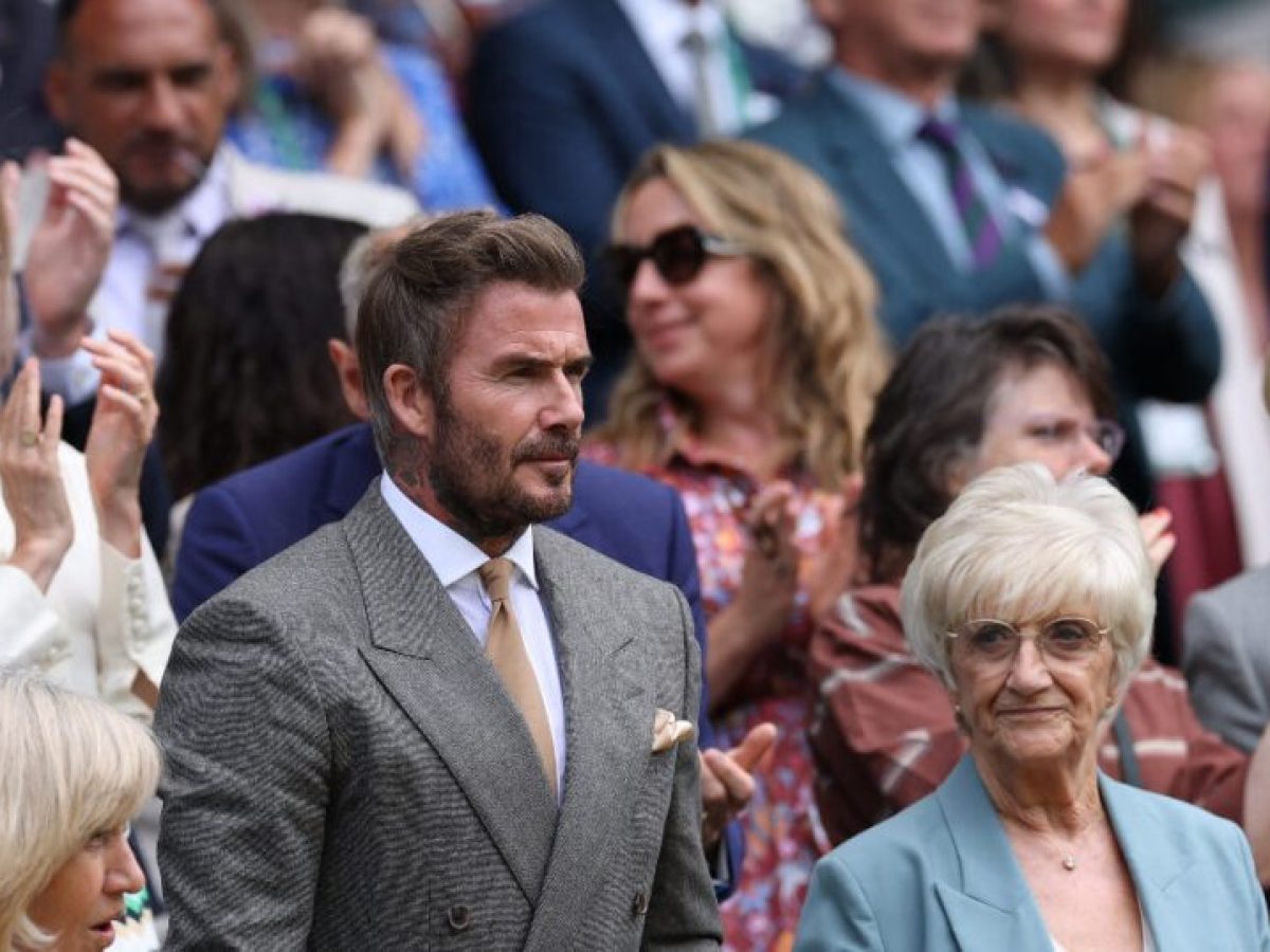 David Beckham: Κομψός όπως πάντα, βρέθηκε με τη μητέρα του στο Βασιλικό Θεωρείο του Wimbledon