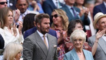 David Beckham: &Kappa;&omicron;&mu;&psi;ό&sigmaf; ό&pi;&omega;&sigmaf; &pi;ά&nu;&tau;&alpha;, &beta;&rho;έ&theta;&eta;&kappa;&epsilon; &mu;&epsilon; &tau;&eta; &mu;&eta;&tau;έ&rho;&alpha; &tau;&omicron;&upsilon; &sigma;&tau;&omicron; &Beta;&alpha;&sigma;&iota;&lambda;&iota;&kappa;ό &Theta;&epsilon;&omega;&rho;&epsilon;ί&omicron; &tau;&omicron;&upsilon; Wimbledon