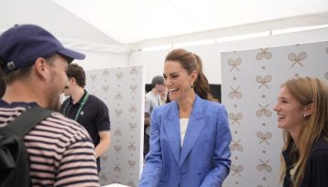 Kate Middleton: &Eta; &sigma;&upsilon;&mu;&beta;&omicron;&lambda;&iota;&kappa;ή &kappa;ί&nu;&eta;&sigma;&eta; &sigma;&tau;&omicron; Wimbledon &pi;&omicron;&upsilon; &epsilon;&nu;&theta;&omicron;&upsilon;&sigma;ί&alpha;&sigma;&epsilon; &tau;&omicron;&upsilon;&sigmaf; &theta;&alpha;&upsilon;&mu;&alpha;&sigma;&tau;έ&sigmaf; &tau;&eta;&sigmaf;