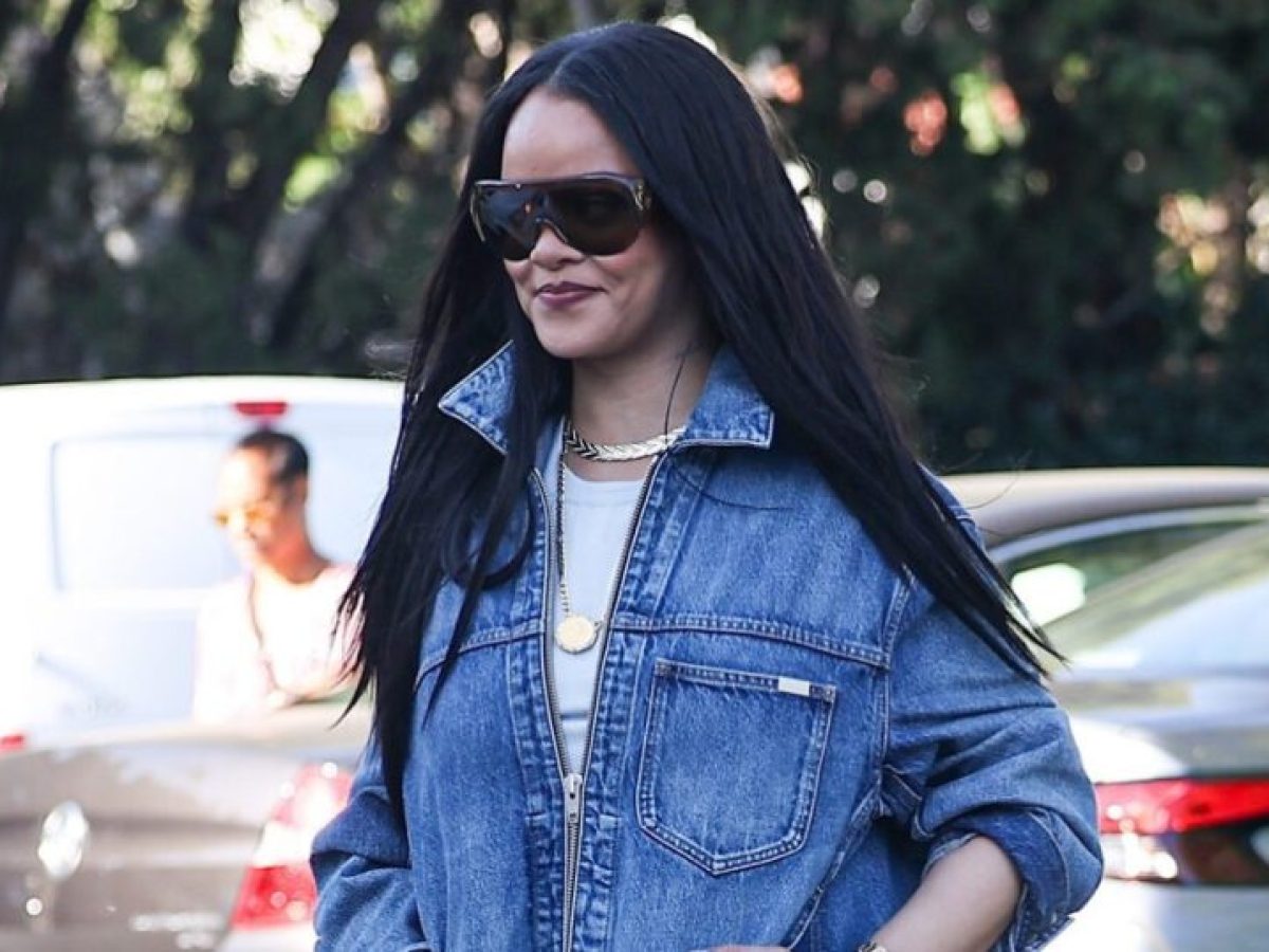 Denim jacket: Η Rihanna μας θύμισε γιατί αξίζει να υπάρχει σε κάθε ντουλάπα