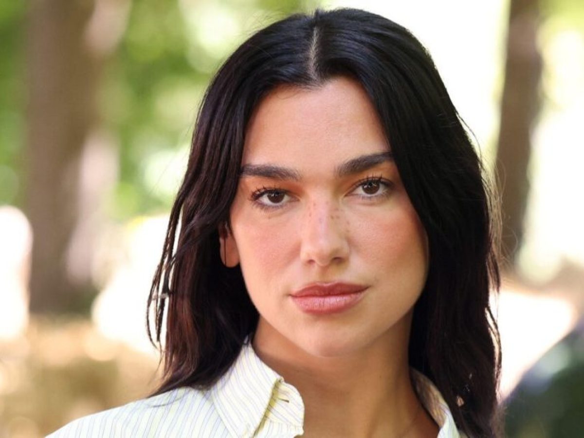 Dua Lipa: Το αγαπημένο της καλοκαιρινό αξεσουάρ υπάρχει ήδη στο συρτάρι σου