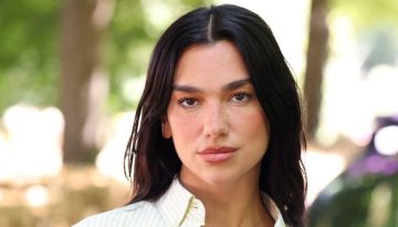 Dua Lipa: &Tau;&omicron; &alpha;&gamma;&alpha;&pi;&eta;&mu;έ&nu;&omicron; &tau;&eta;&sigmaf; &kappa;&alpha;&lambda;&omicron;&kappa;&alpha;&iota;&rho;&iota;&nu;ό &alpha;&xi;&epsilon;&sigma;&omicron;&upsilon;ά&rho; &upsilon;&pi;ά&rho;&chi;&epsilon;&iota; ή&delta;&eta; &sigma;&tau;&omicron; &sigma;&upsilon;&rho;&tau;ά&rho;&iota; &sigma;&omicron;&upsilon;