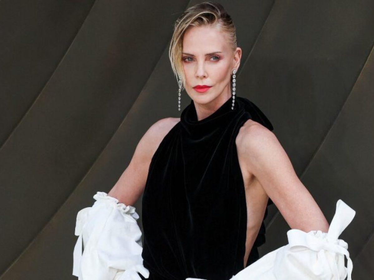 Charlize Theron: Τα epic γάντια της έκαναν την έκπληξη στο red carpet