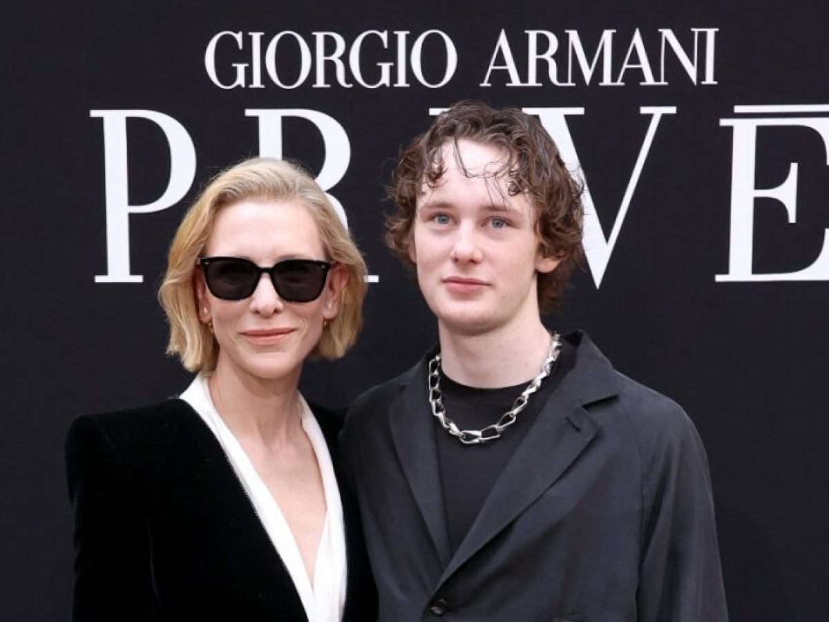 Cate Blanchett: Σπάνια εμφάνιση με τον γιο της στο Couture show του οίκου Armani