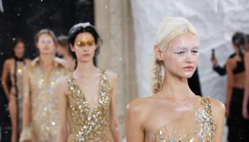 Celia Kritharioti Couture FW26: &Tau;&omicron; &laquo;Frozen Eden&raquo; &mu;&alpha;&sigmaf; &tau;&alpha;&xi;ί&delta;&epsilon;&psi;&epsilon; &sigma;&epsilon; έ&nu;&alpha;&nu; &pi;&alpha;&rho;&alpha;&mu;&upsilon;&theta;έ&nu;&iota;&omicron; &kappa;ό&sigma;&mu;&omicron; &upsilon;&psi;&eta;&lambda;ή&sigmaf; &rho;&alpha;&pi;&tau;&iota;&kappa;ή&sigmaf;