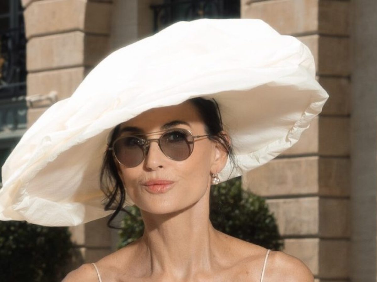 Demi Moore: Το statement καπέλο που έκλεψε την παράσταση στο Παρίσι