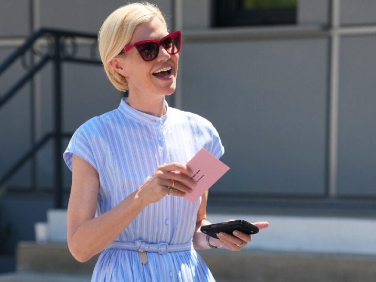 Shirtdress: Αυτό το φόρεμα δείχνει άψογο χωρίς καμία προσπάθεια