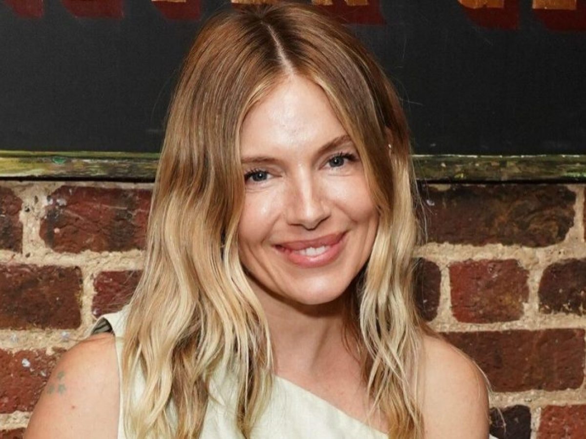 Τα σωστά παπούτσια απογειώνουν και το πιο basic look: Η Sienna Miller σου δείχνει το πώς