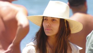 &Eta; Eva Longoria έ&chi;&epsilon;&iota; &tau;&omicron; outfit &pi;&omicron;&upsilon; &theta;&alpha; &phi;&omicron;&rho;έ&sigma;&epsilon;&iota;&sigmaf; &alpha;&pi;ό &tau;&eta;&nu; &pi;&alpha;&rho;&alpha;&lambda;ί&alpha; &mu;έ&chi;&rho;&iota; &tau;&omicron; beach bar