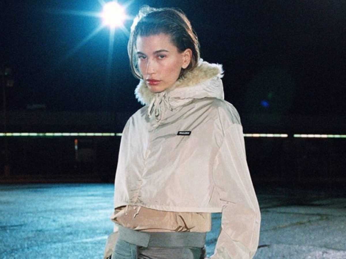 Hailey Bieber: Eπιστρέφει στο star cast της Miu Miu