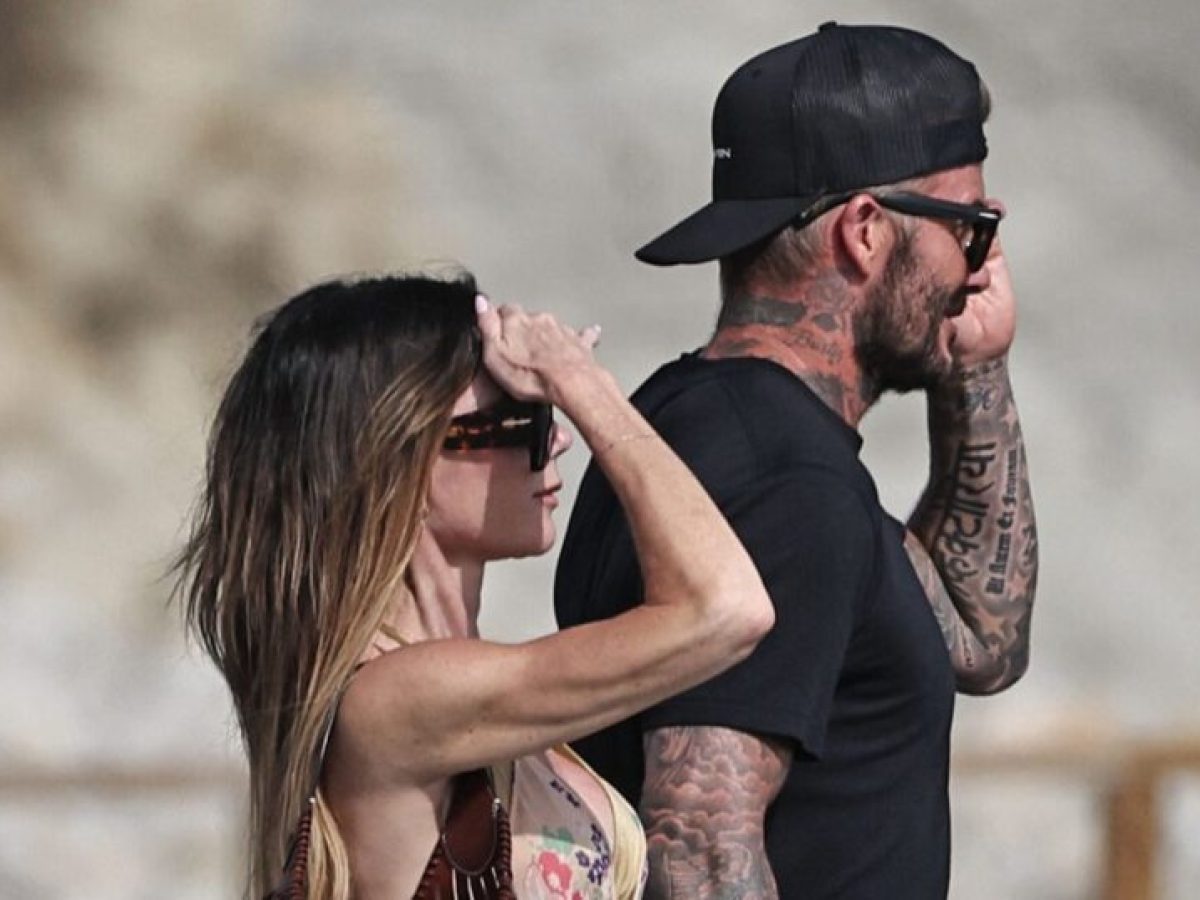 Οι Beckham απολαμβάνουν τις διακοπές τους στην Ίμπιζα με το πιο χαλαρό summer look