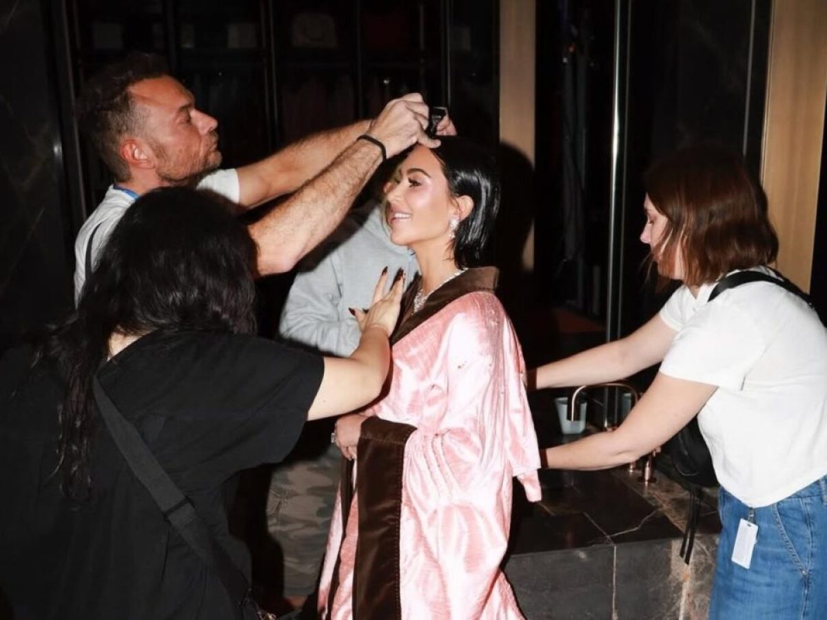 Υποψήφιος για Emmy ο Δημήτρης Γιαννέτος για το hairstyling της Kim Kardashian στο All’s Fair – vwoman.gr