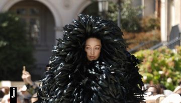 &Omicron; &Pi;&iota;έ&rho; &Pi;ά&omicron;&lambda;&omicron; &Pi;&iota;&tau;&sigma;&iota;ό&lambda;&iota; &pi;&alpha;&rho;&omicron;&upsilon;&sigma;ί&alpha;&sigma;&epsilon; &tau;&eta;&nu; &pi;&rho;ώ&tau;&eta; couture &sigma;&upsilon;&lambda;&lambda;&omicron;&gamma;ή &tau;&omicron;&upsilon; &gamma;&iota;&alpha; &tau;&omicron;&nu; &omicron;ί&kappa;&omicron; Balenciaga &kappa;&alpha;&iota; &omicron;&iota; &epsilon;&iota;&kappa;ό&nu;&epsilon;&sigmaf; &mu;&iota;&lambda;&omicron;ύ&nu; &alpha;&pi;ό &mu;ό&nu;&epsilon;&sigmaf; &tau;&omicron;&upsilon;&sigmaf;